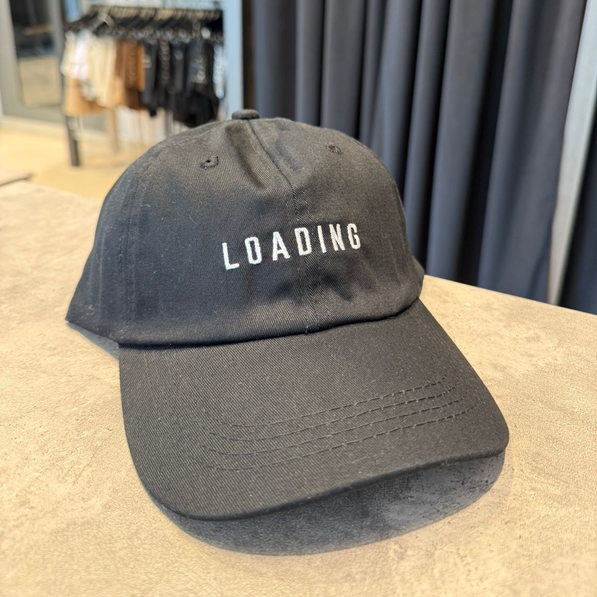 Gorra de béisbol negra con la palabra 