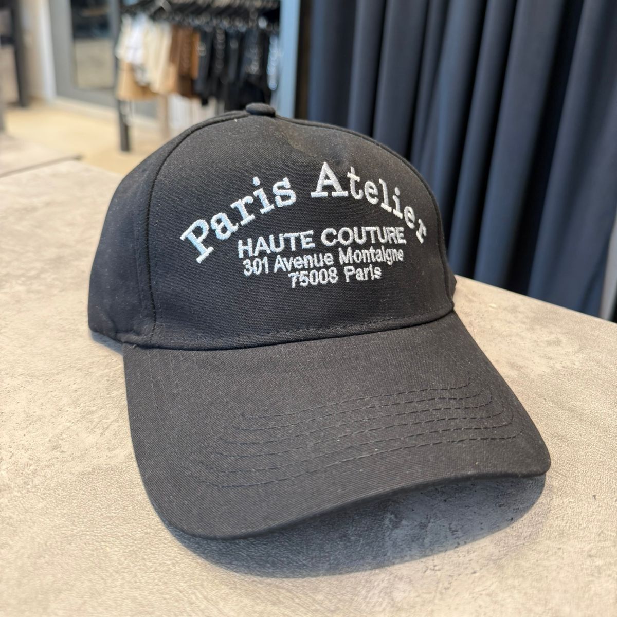 Gorra de béisbol negra con texto 