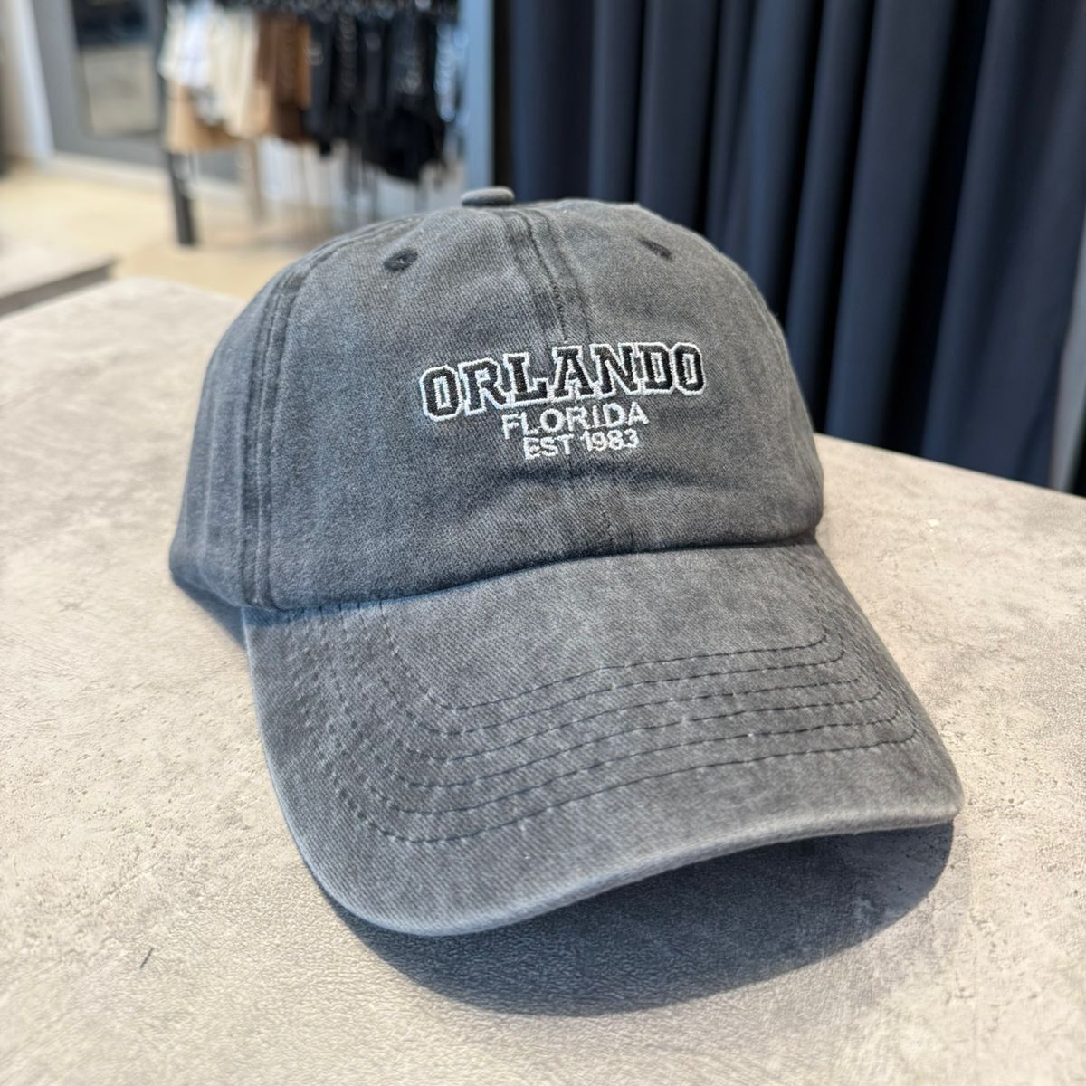 Gorra de béisbol gris con 