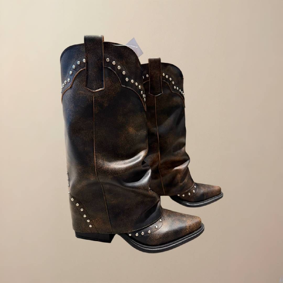 Par de botas vaqueras de piel marrón con tachuelas plateadas, aspecto ligeramente desgastado.