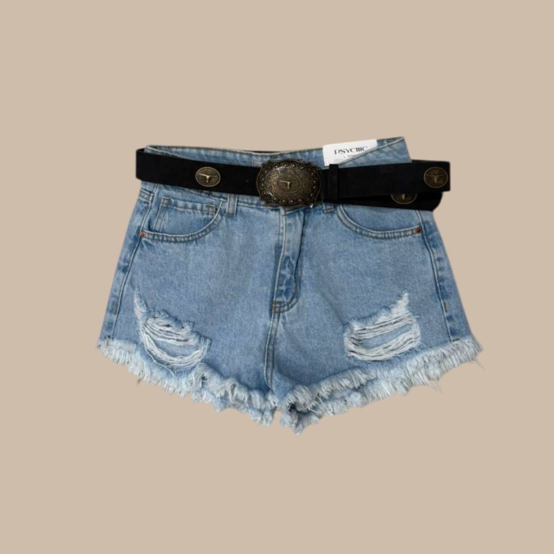 Shorts de mezclilla de lavado claro con parches desgastados y cinturón negro con hebilla decorativa.