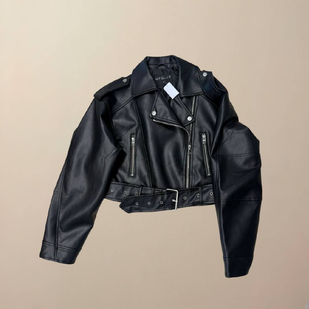 Chaqueta de cuero negra con cremalleras plateadas y cinturón.