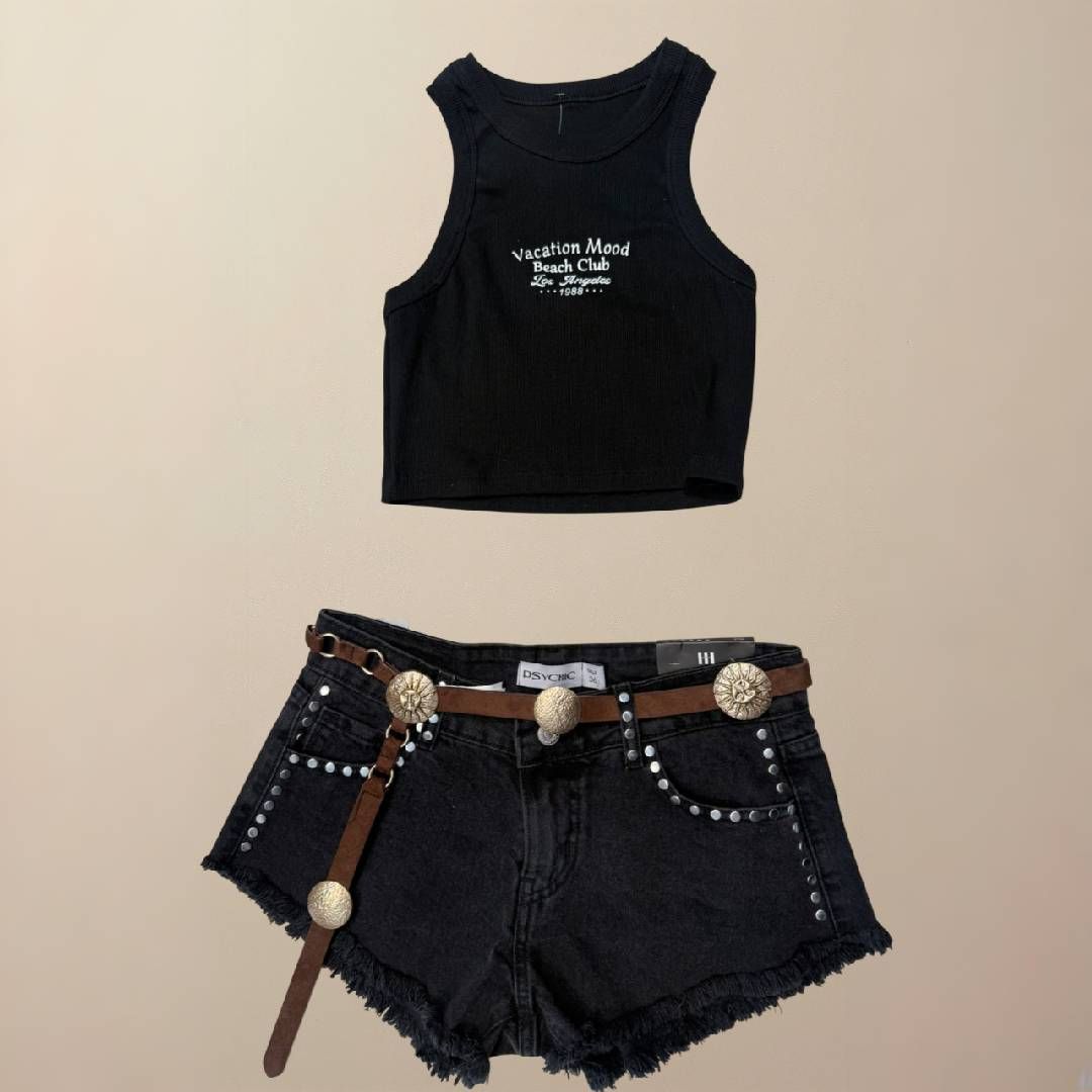 Top corto negro y pantalones cortos de mezclilla con cinturón decorativo.