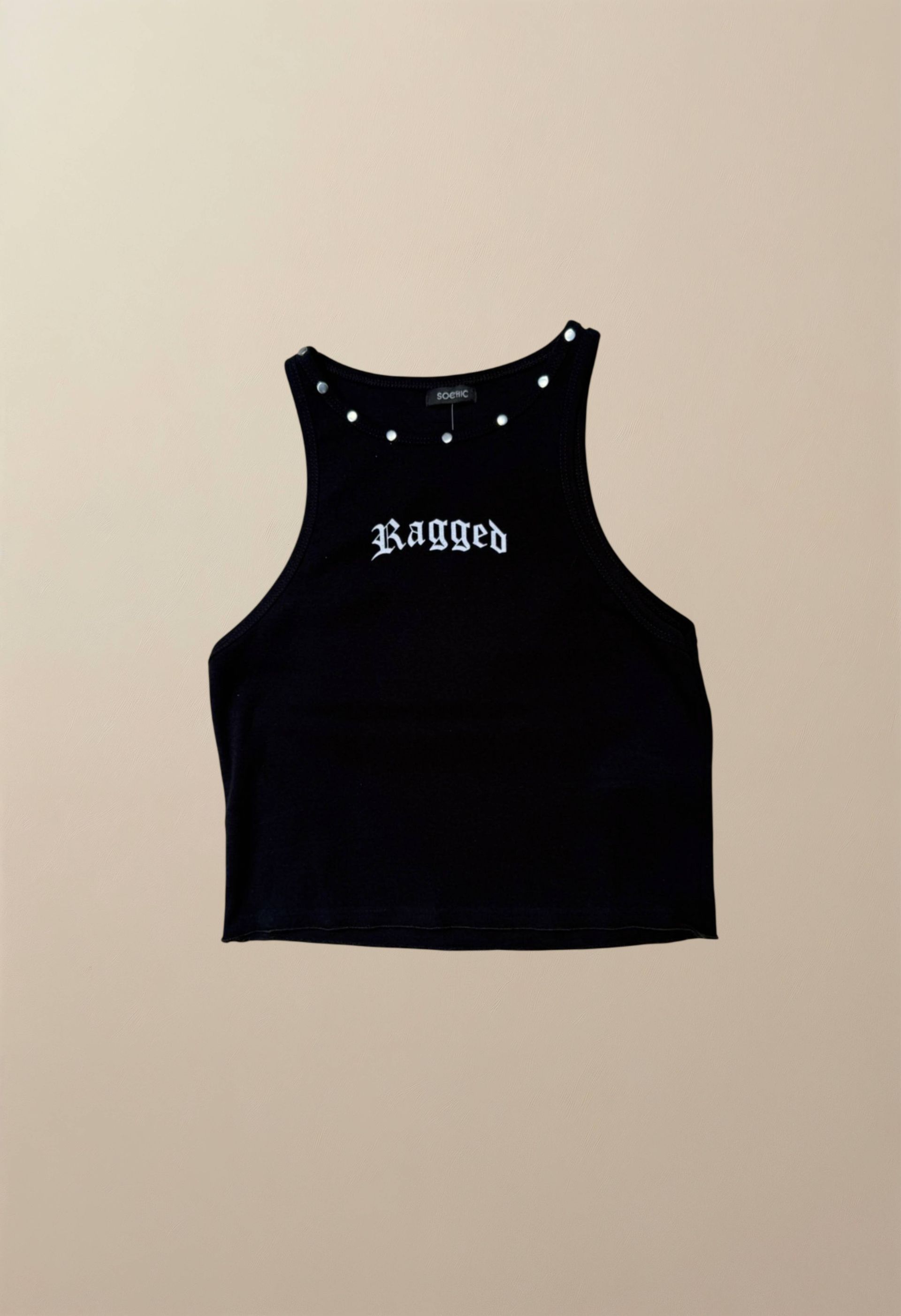 Top corto de canalé negro con la palabra 