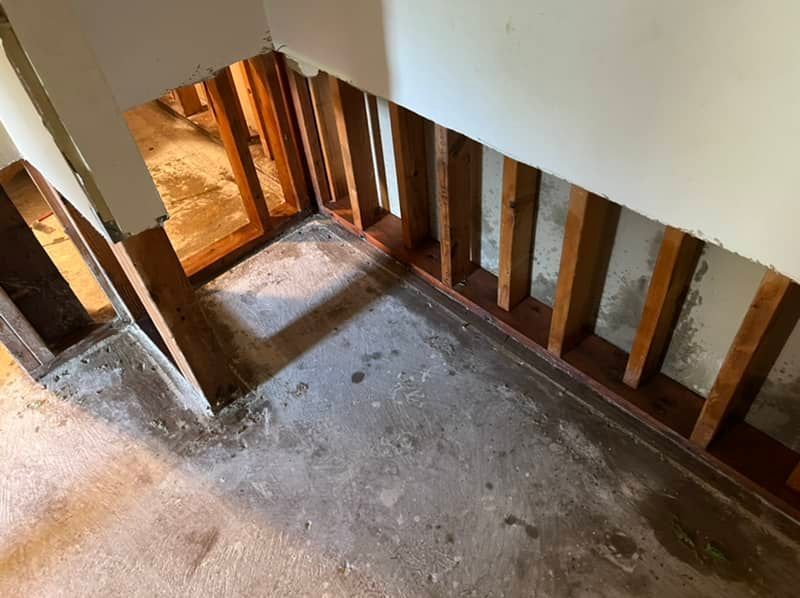 flood+cuts+in+hallway.