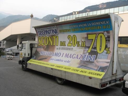 pubblicita su cartellone mobile