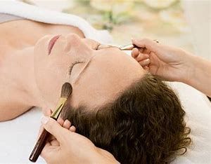 Kom binnen en laat alle stress van je afglijden met deze exclusieve behandeling 'Van Viv'