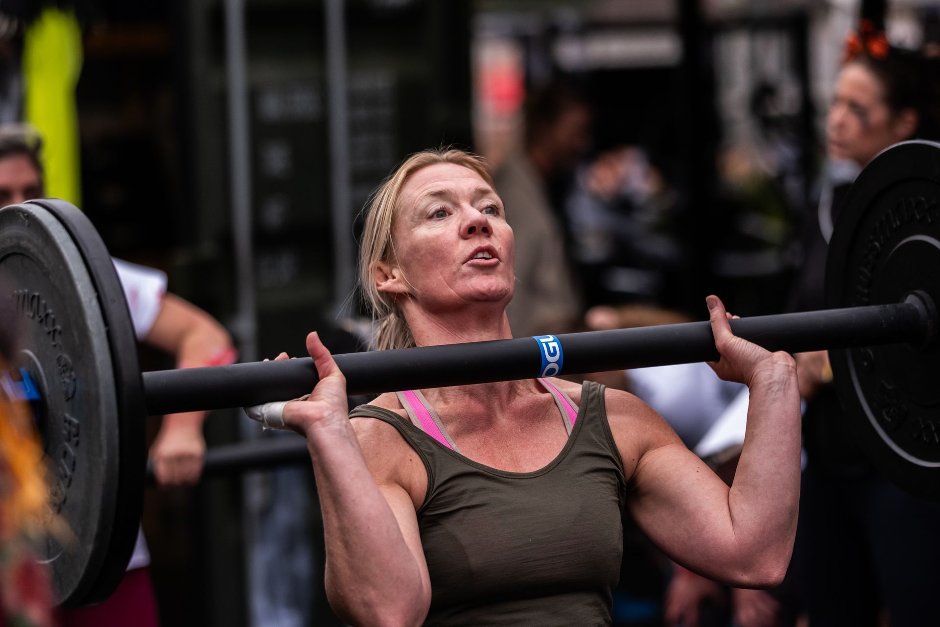 Outside the Box in Den Haag biedt outdoor bootcamp, CrossFit en HYROX trainingen. Werk aan kracht, conditie en resultaat met ervaren coaches in motiverende groepslessen.