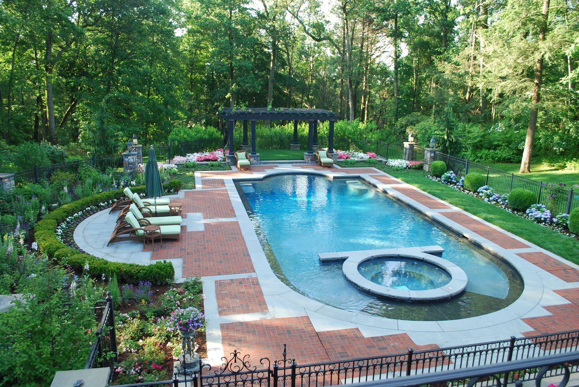 A large swimming pool with a fountain in the middle