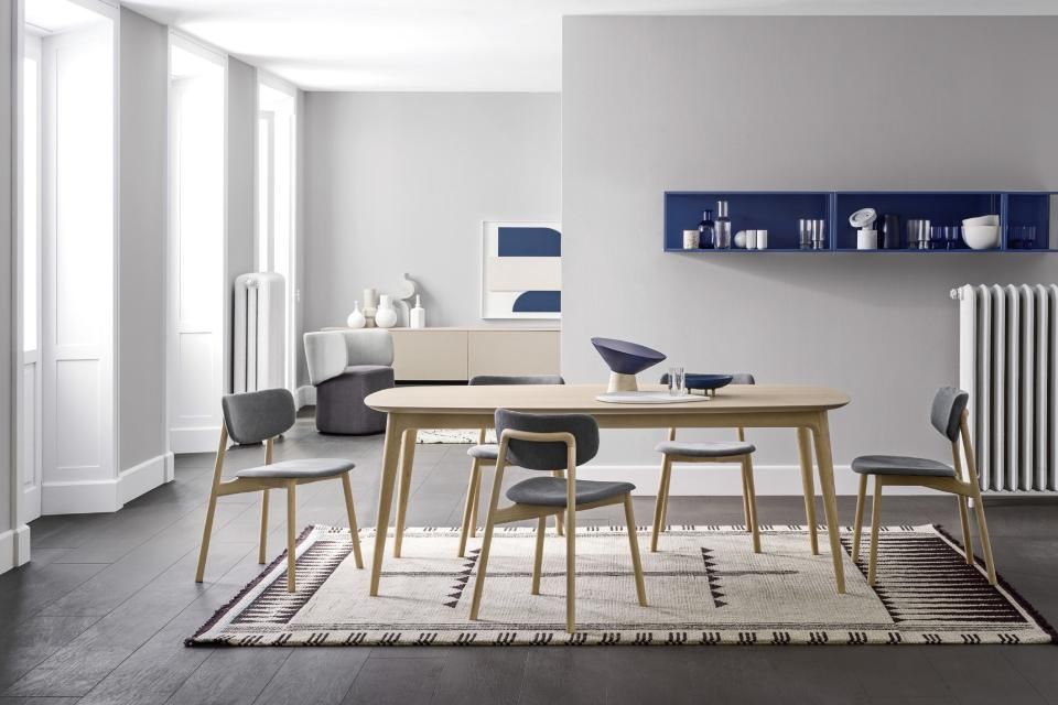 Soggiorno con tavolo e sedie