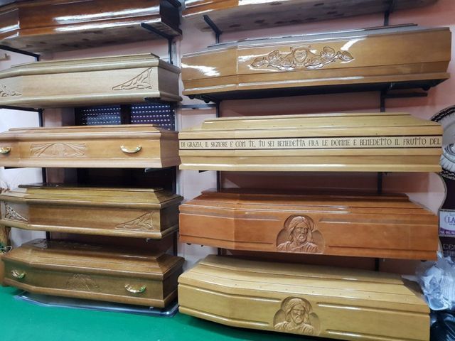 esposizione di cofani funebri