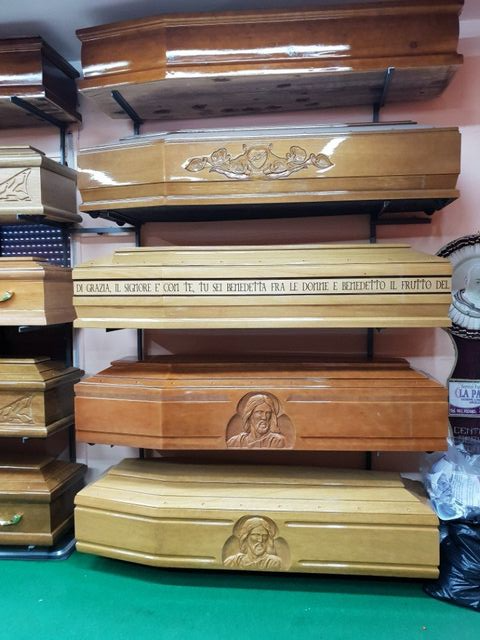 cinque cofani funebri