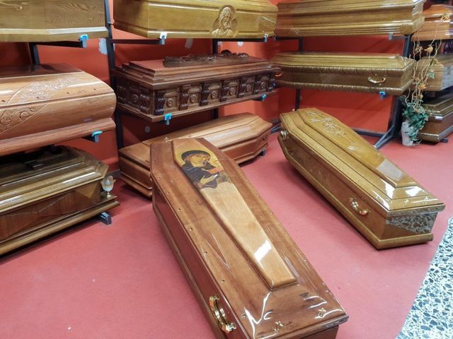 cofani funebri con immagini religiose