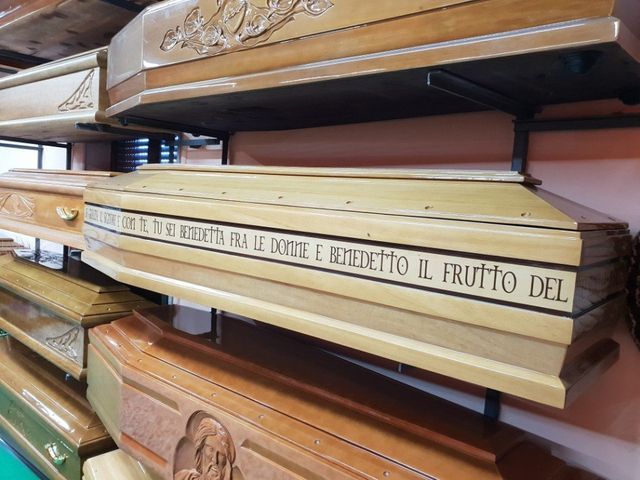 cofani funebri con scritte sul lato