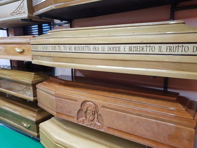 cofani funebri con intarsi e scritte