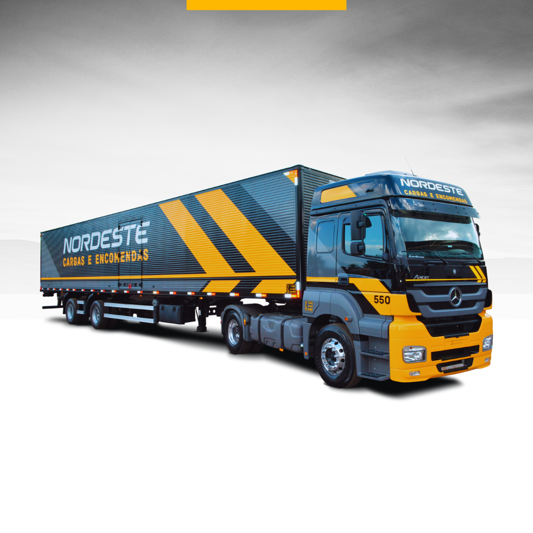 Um caminhão preto e amarelo da Expresso Nordeste