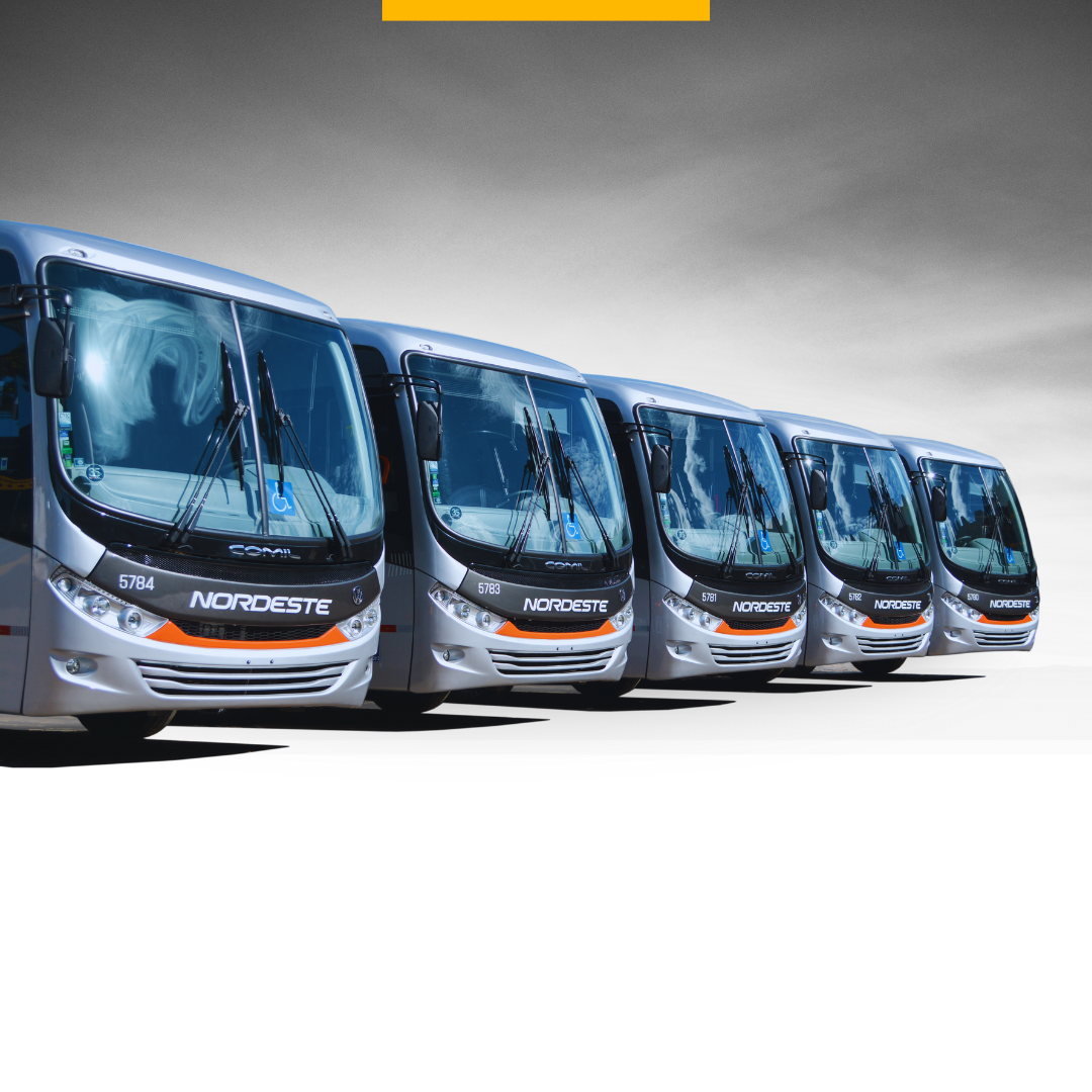 Um caminhão preto e amarelo da Expresso Nordeste