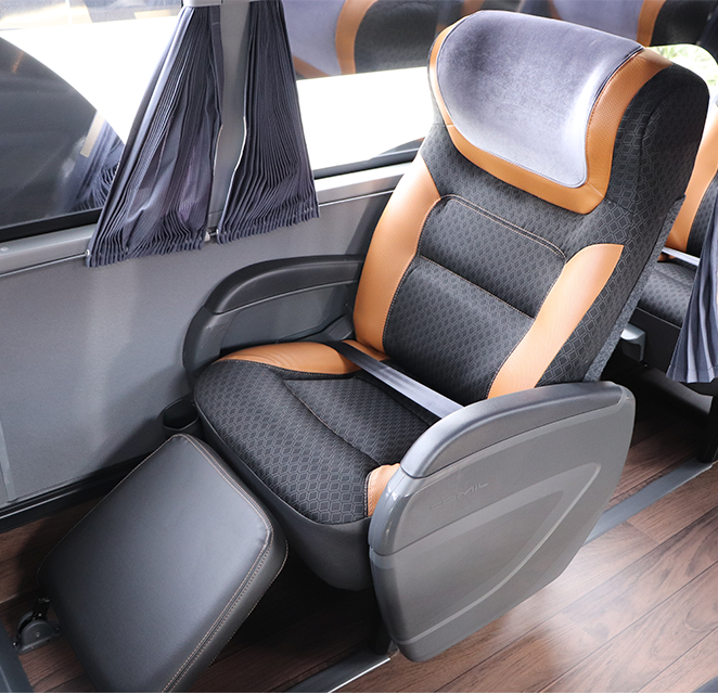 O interior de um ônibus com assentos convencionais