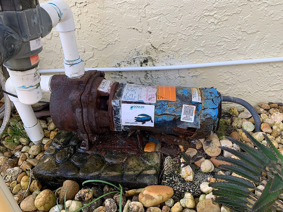 Irrigation pump does not turn on, old and rusted.