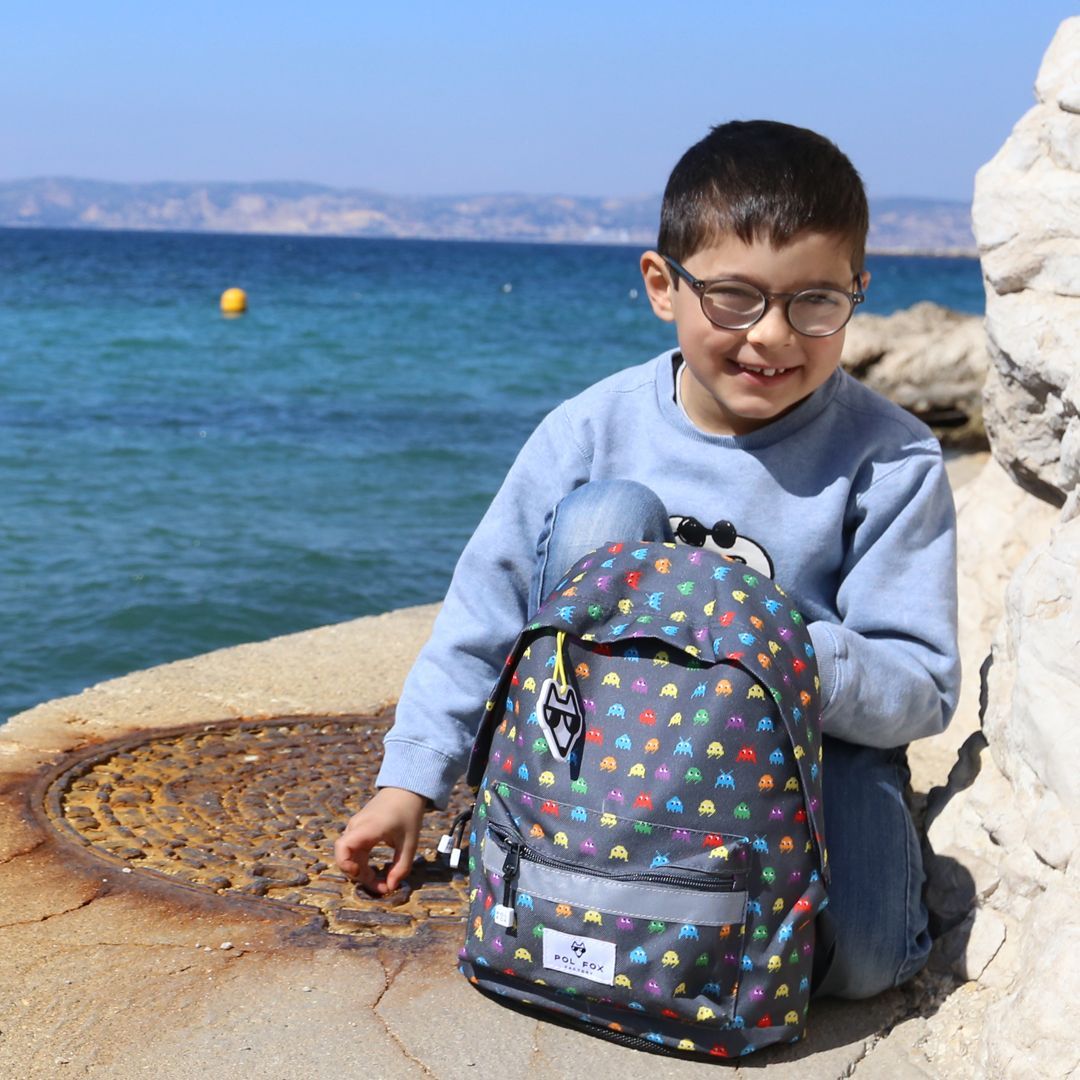 Enfant avec sac à dos dans un univers lifestyle Pol Fox