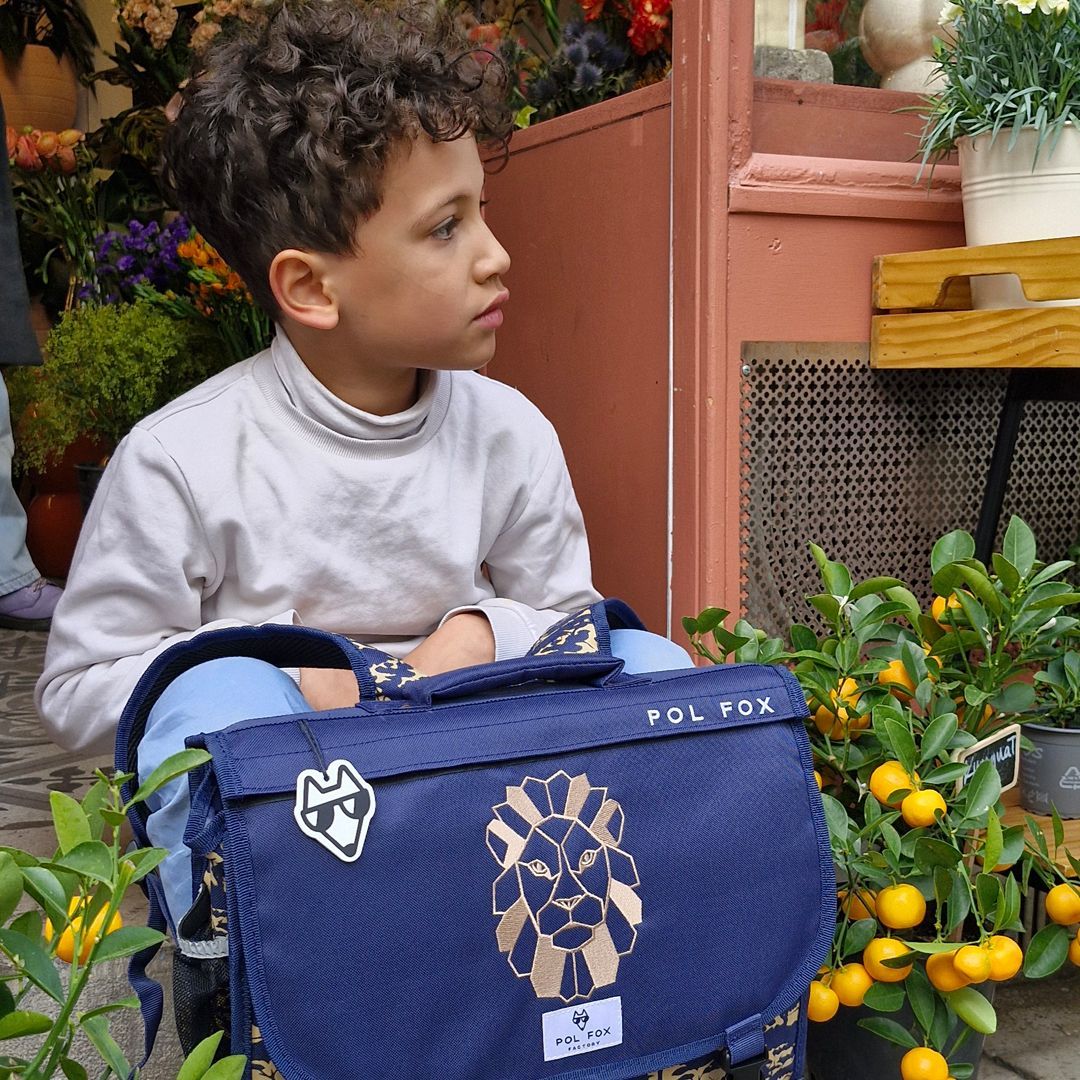 Scène de vie enfant avec un cartable Pol Fox