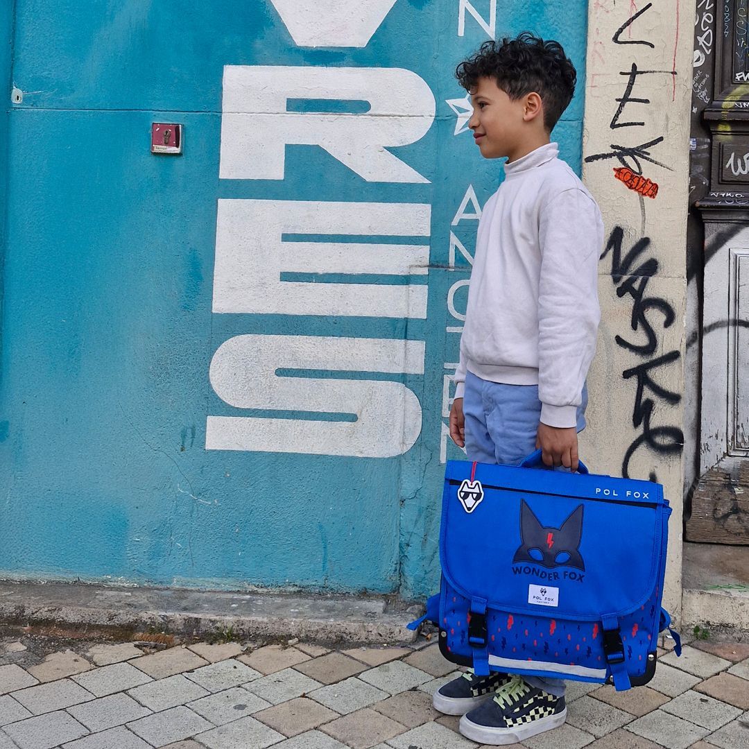 Enfant avec un cartable dans un univers urbain Pol Fox