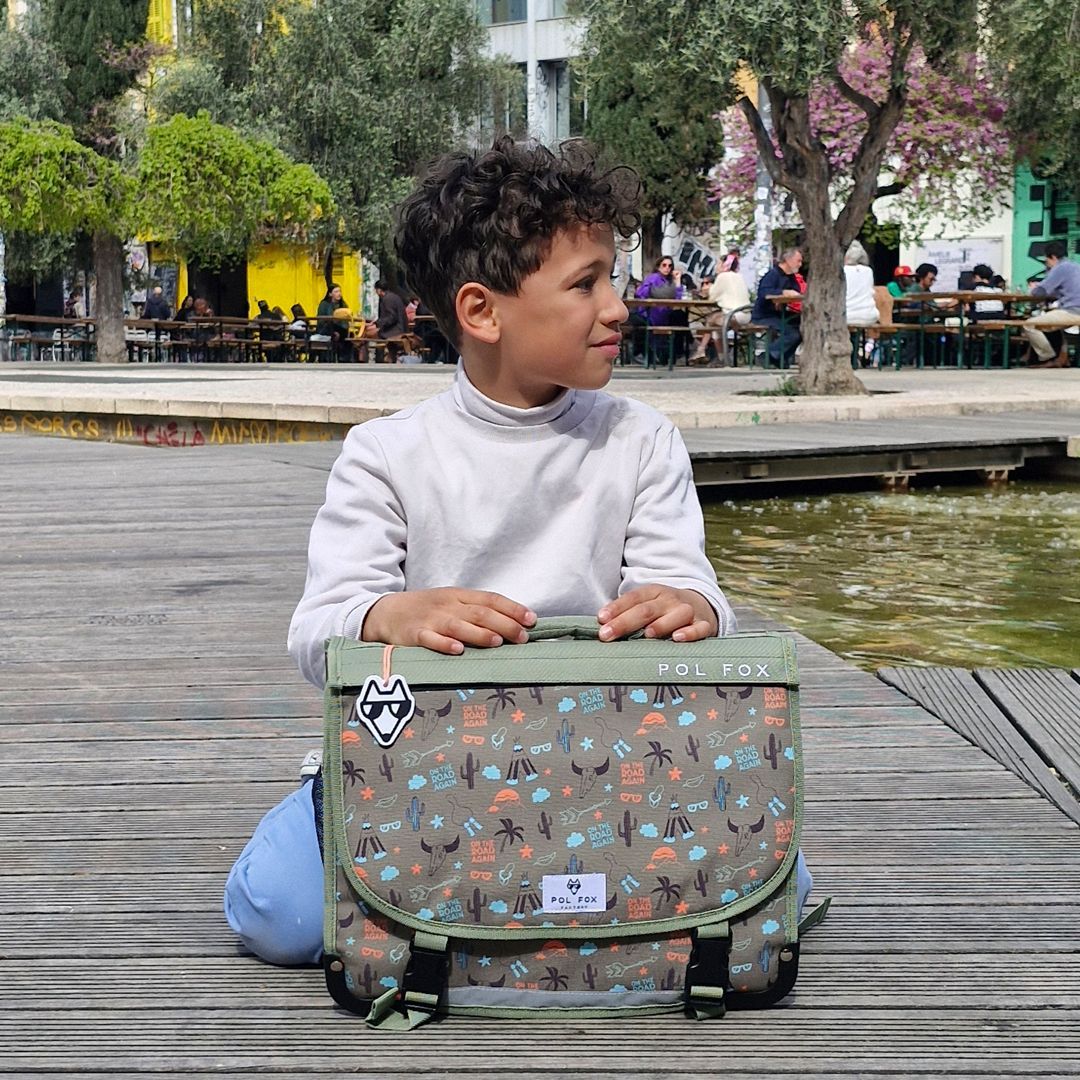 Enfant avec un cartable dans un univers extérieur Pol Fox
