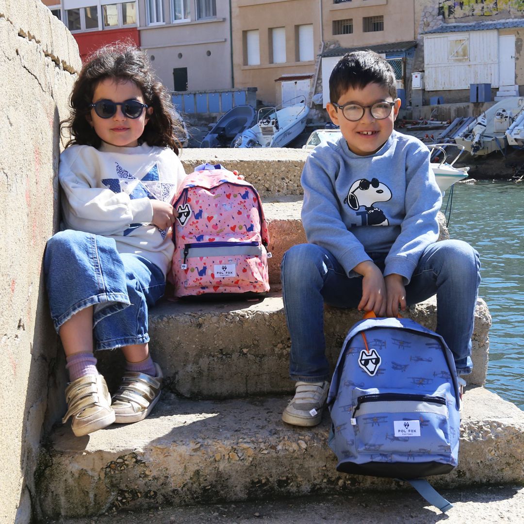 Enfants avec sacs à dos Pol Fox dans un univers lifestyle