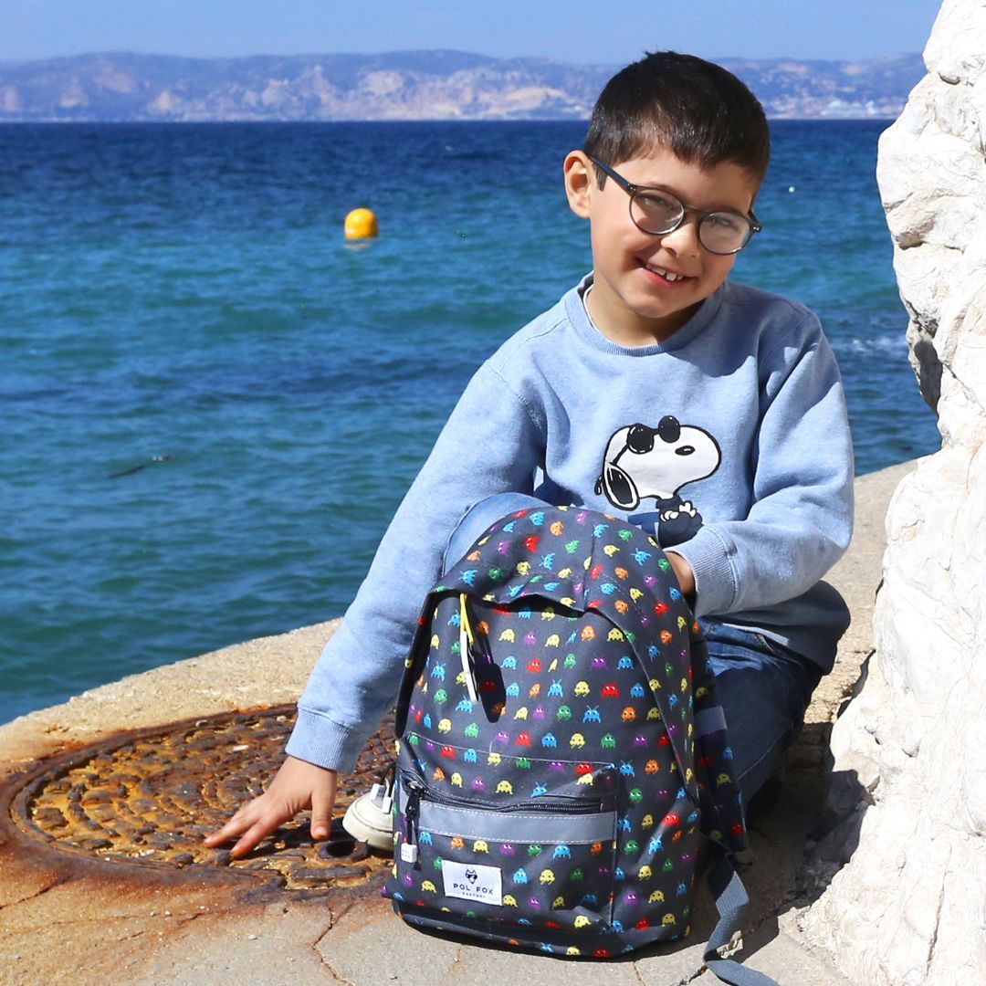 Enfant avec sac à dos Pol Fox en bord de mer