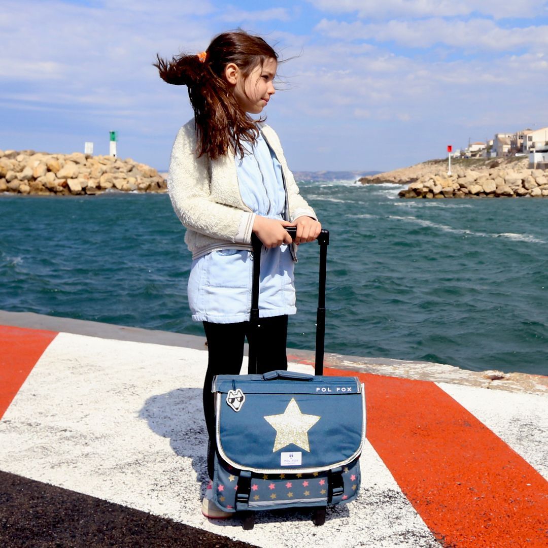 Enfants avec cartable à roulettes Pol Fox dans un univers lifestyle