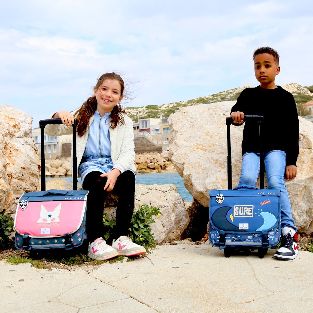 Enfants avec cartables à roulette Pol Fox dans un univers lifestyle