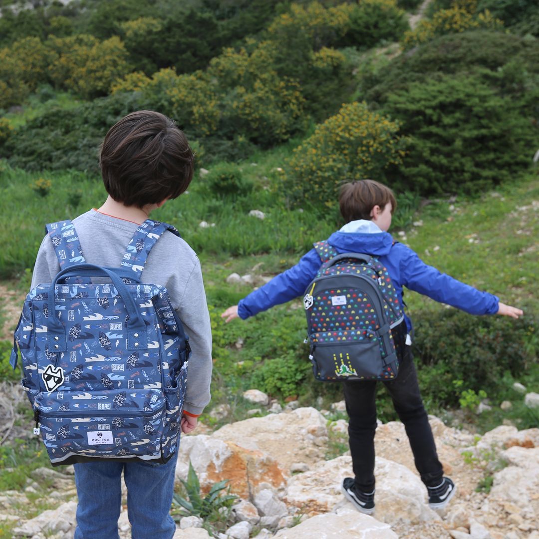 Enfants avec sacs à dos Pol Fox dans un environnement naturel