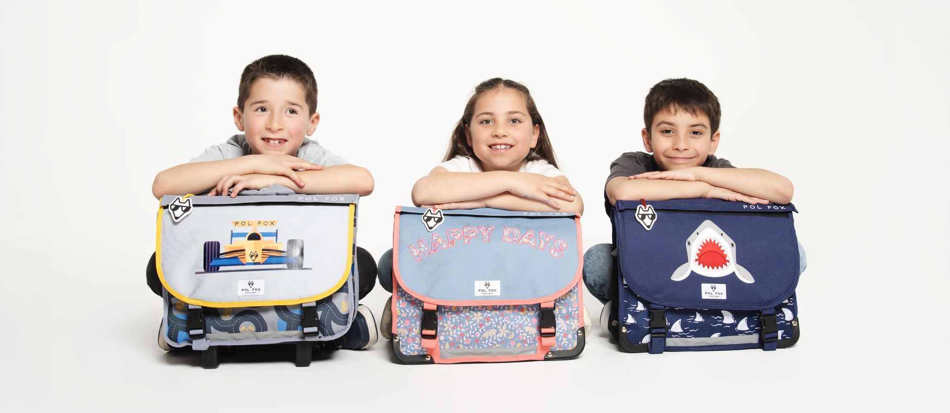 enfants avec cartables ergonomiques école primaire extérieur