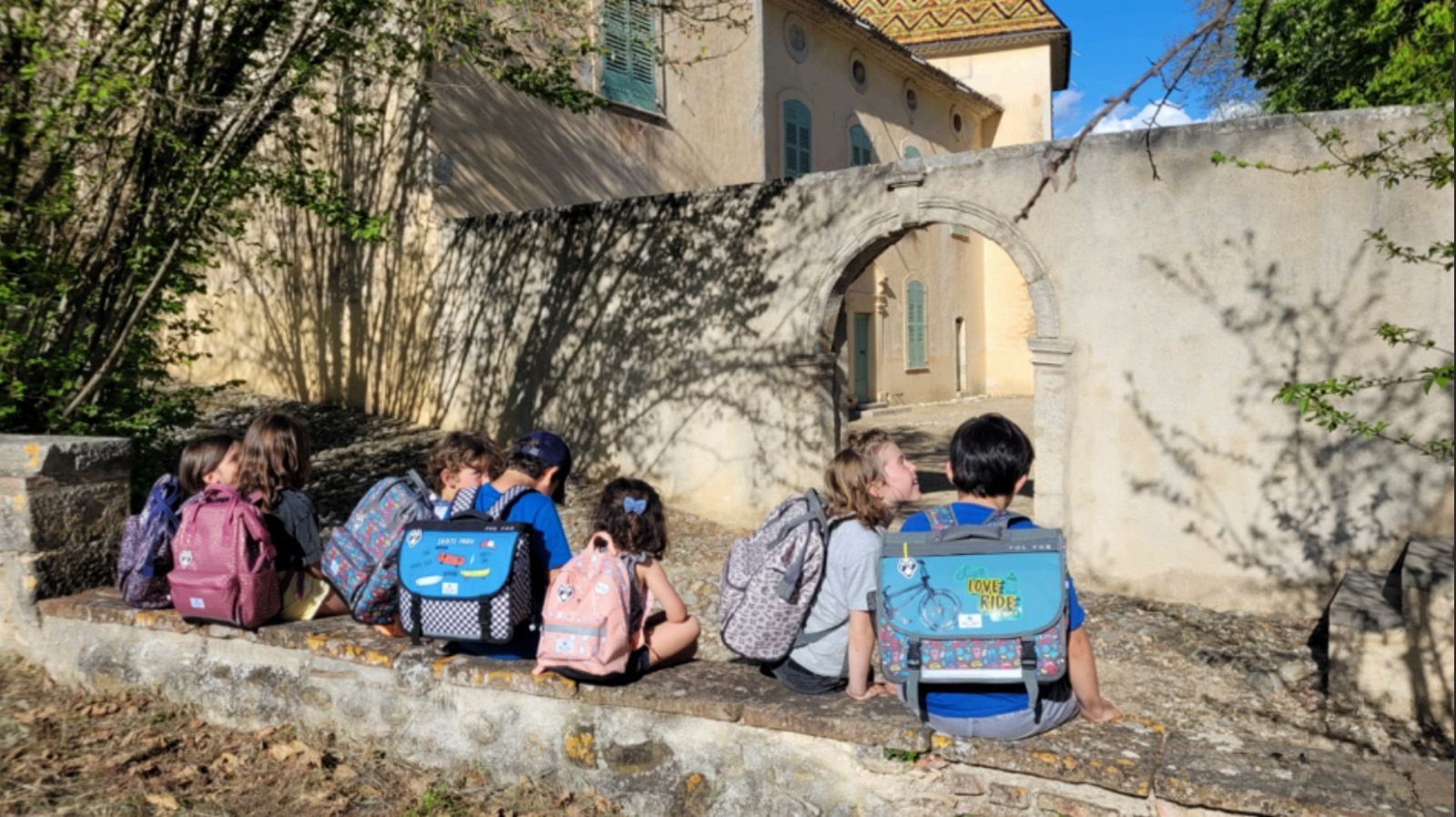 enfants avec cartables ergonomiques école primaire extérieur