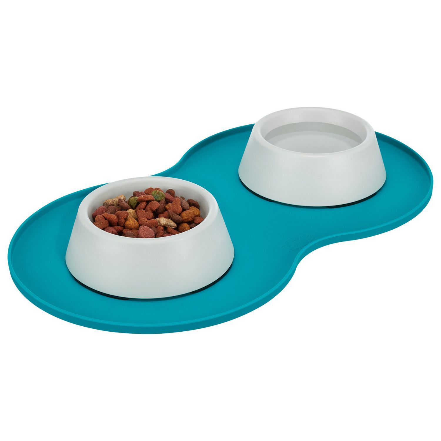 Een turquoise dubbele voerbak voor huisdieren met witte bakjes voor voer en water op een witte ondergrond.