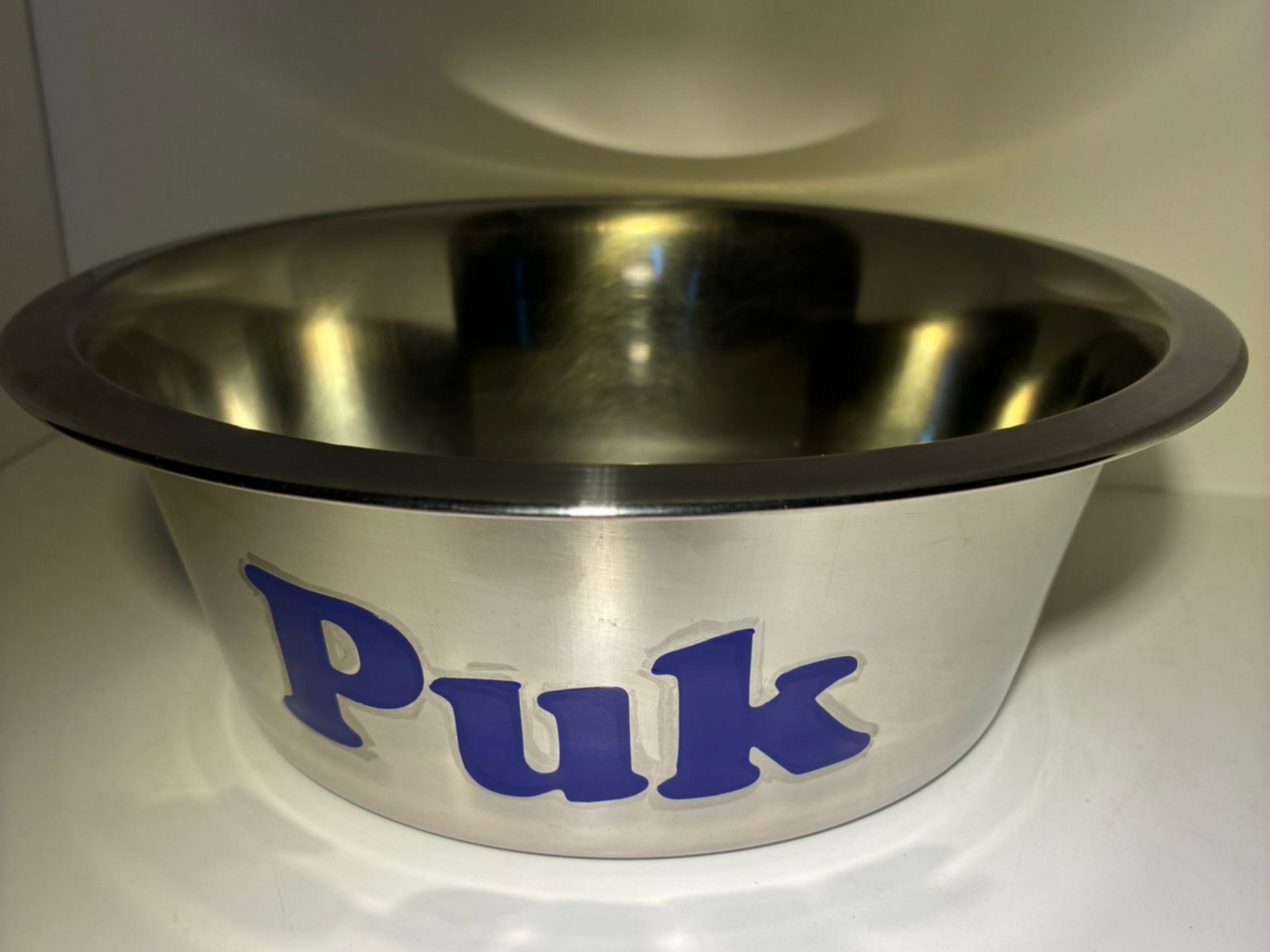 Hondenvoerbak van roestvrij staal met de naam 