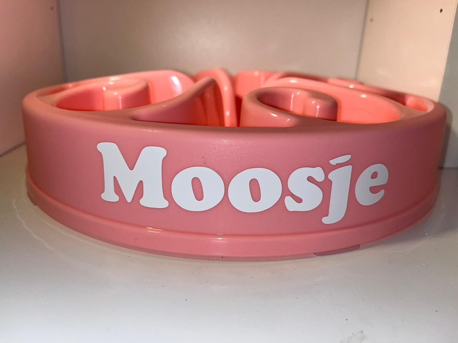 Roze voerbak voor honden met slow-feeding functie en de naam 