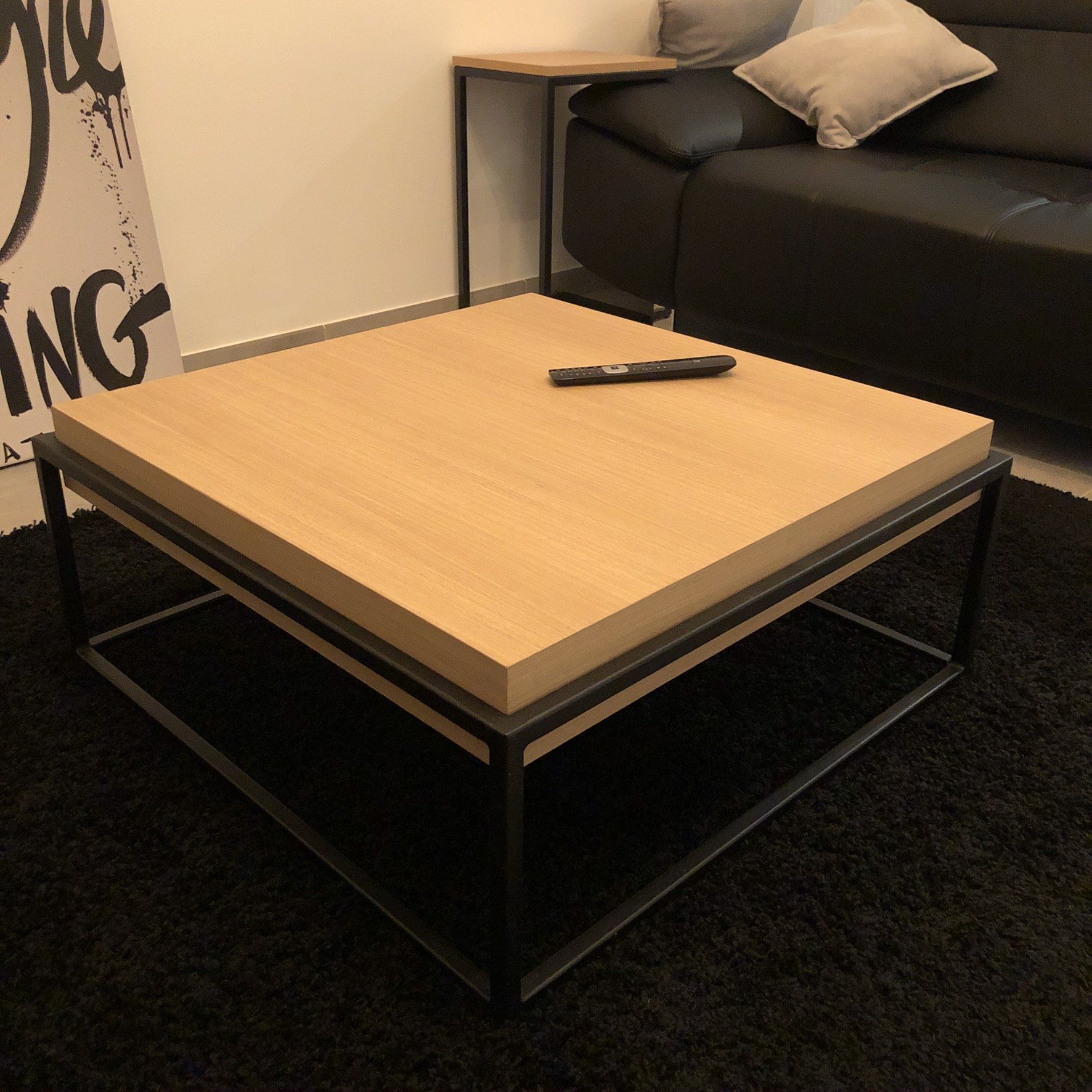 Een salontafel met een afstandsbediening erop in een woonkamer