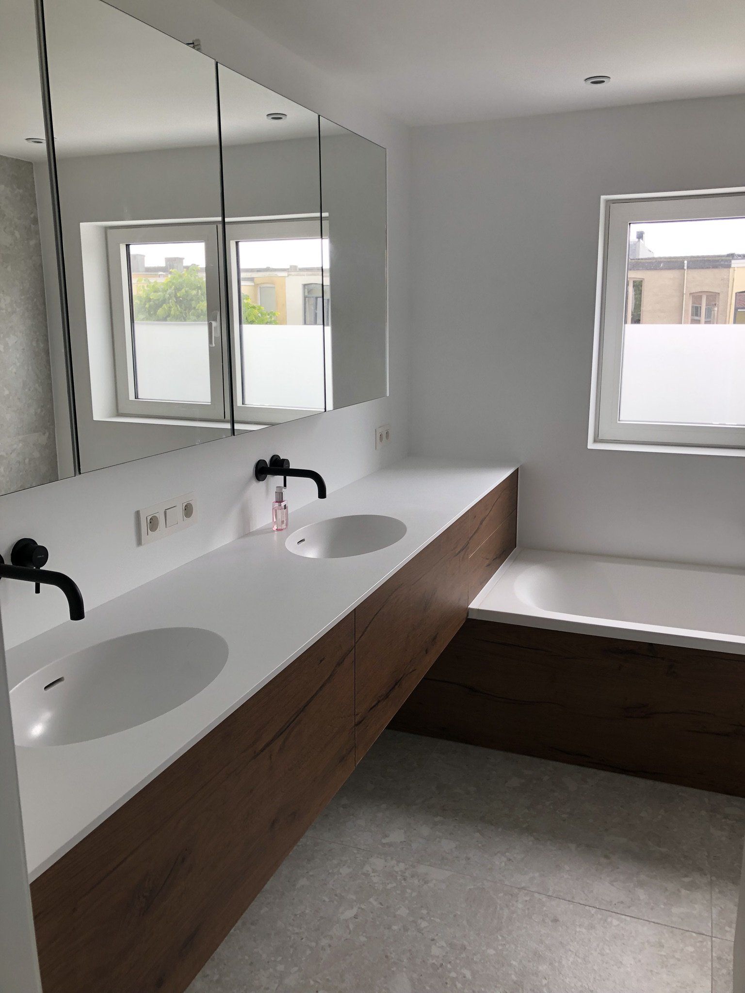 Een badkamer met twee wastafels en een ligbad