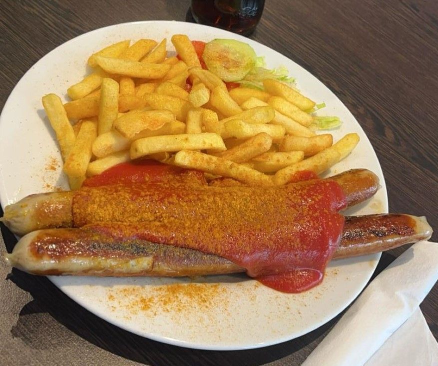 Currybratwurst mit Pommes