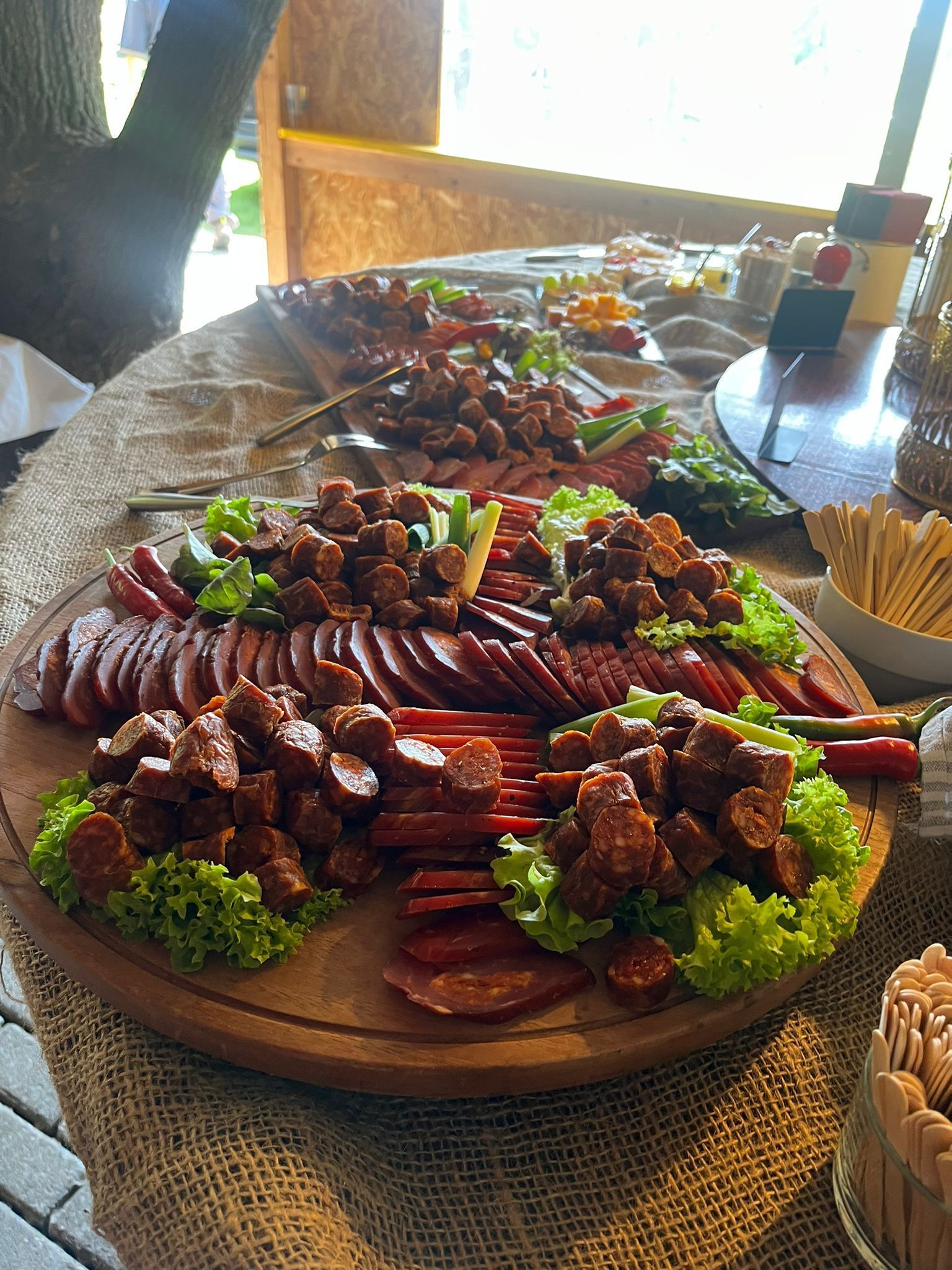 Hausgemachte Wurstplatte mit kalt geräuchertem Schweinefilet