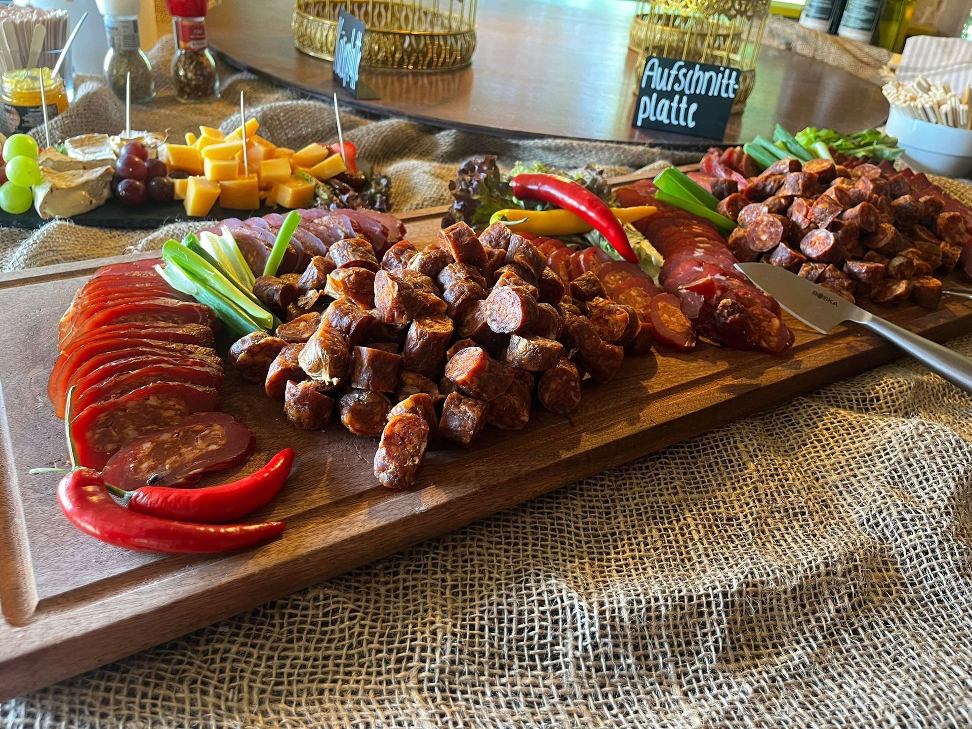 Hausgemachte Wurstplatte mit kalt geräuchertem Schweinefilet
