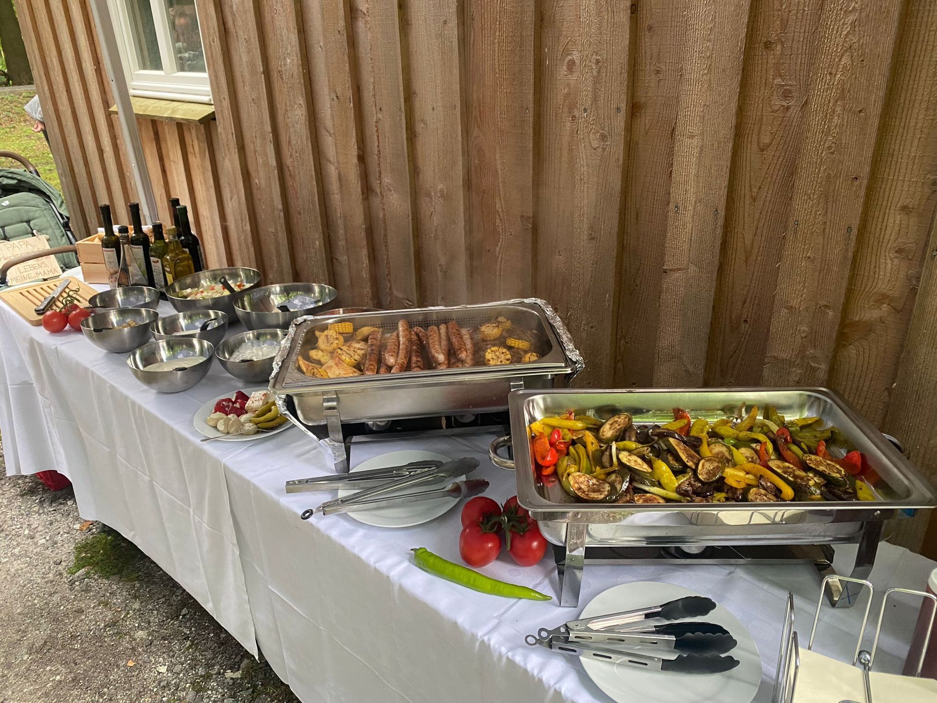 Büfett mit gegrilltem und Salat