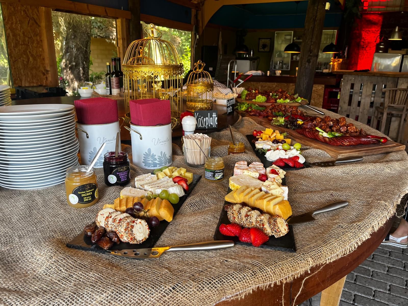 Käseplatten mit Auswahl an Senfsorten