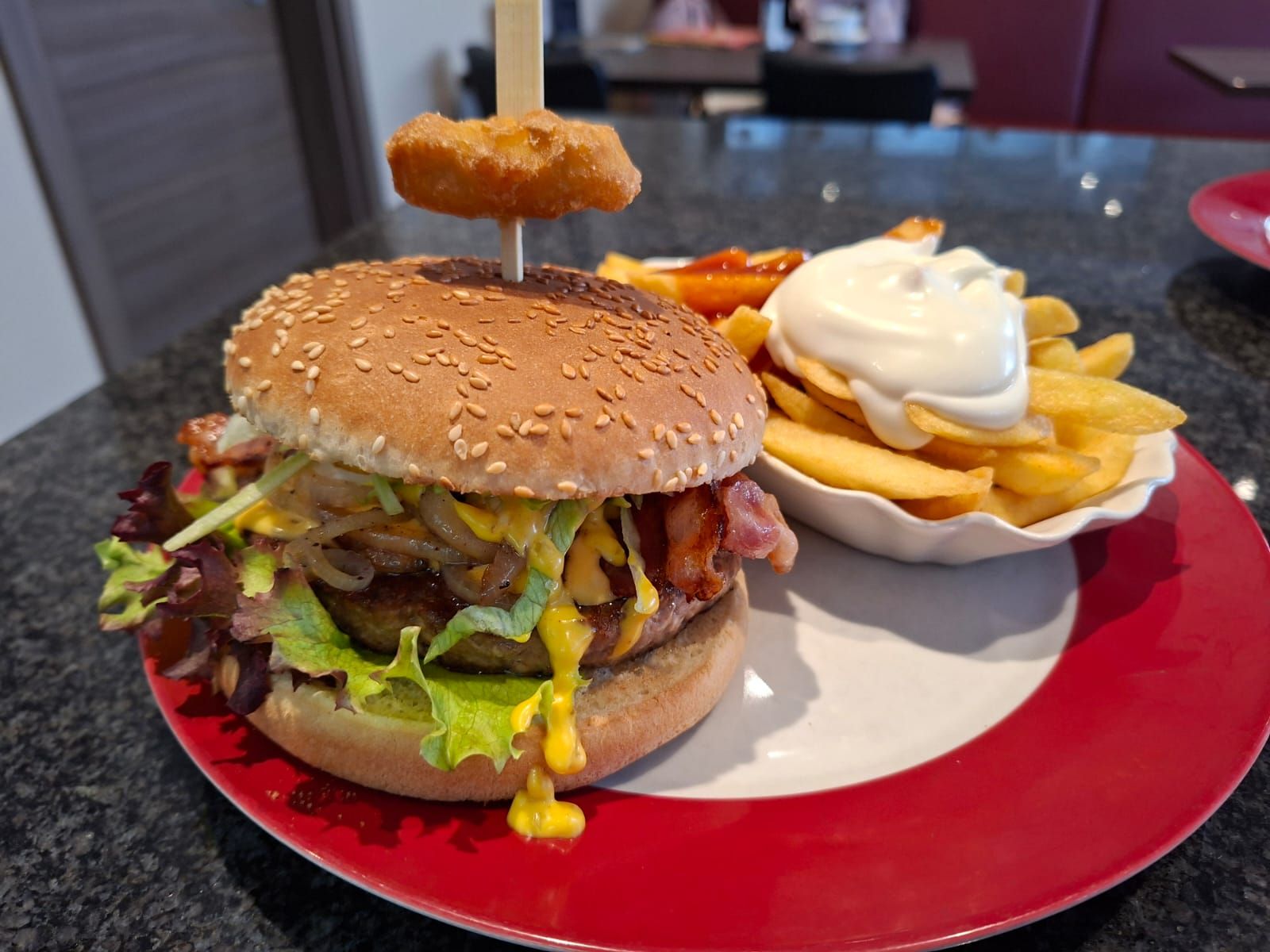 Zoltans Burger Spezial / Pommes