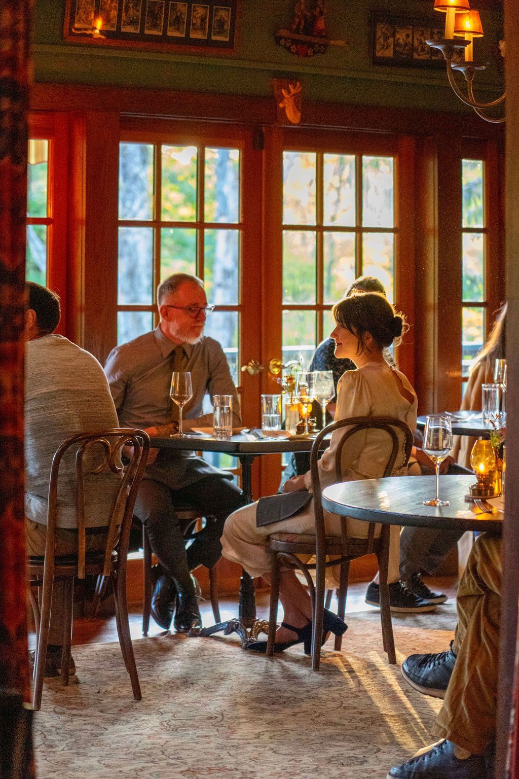 A group of people are sitting at tables in a restaurant.