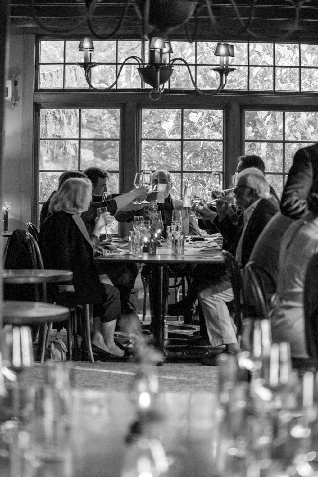 A group of people are sitting at tables in a restaurant.
