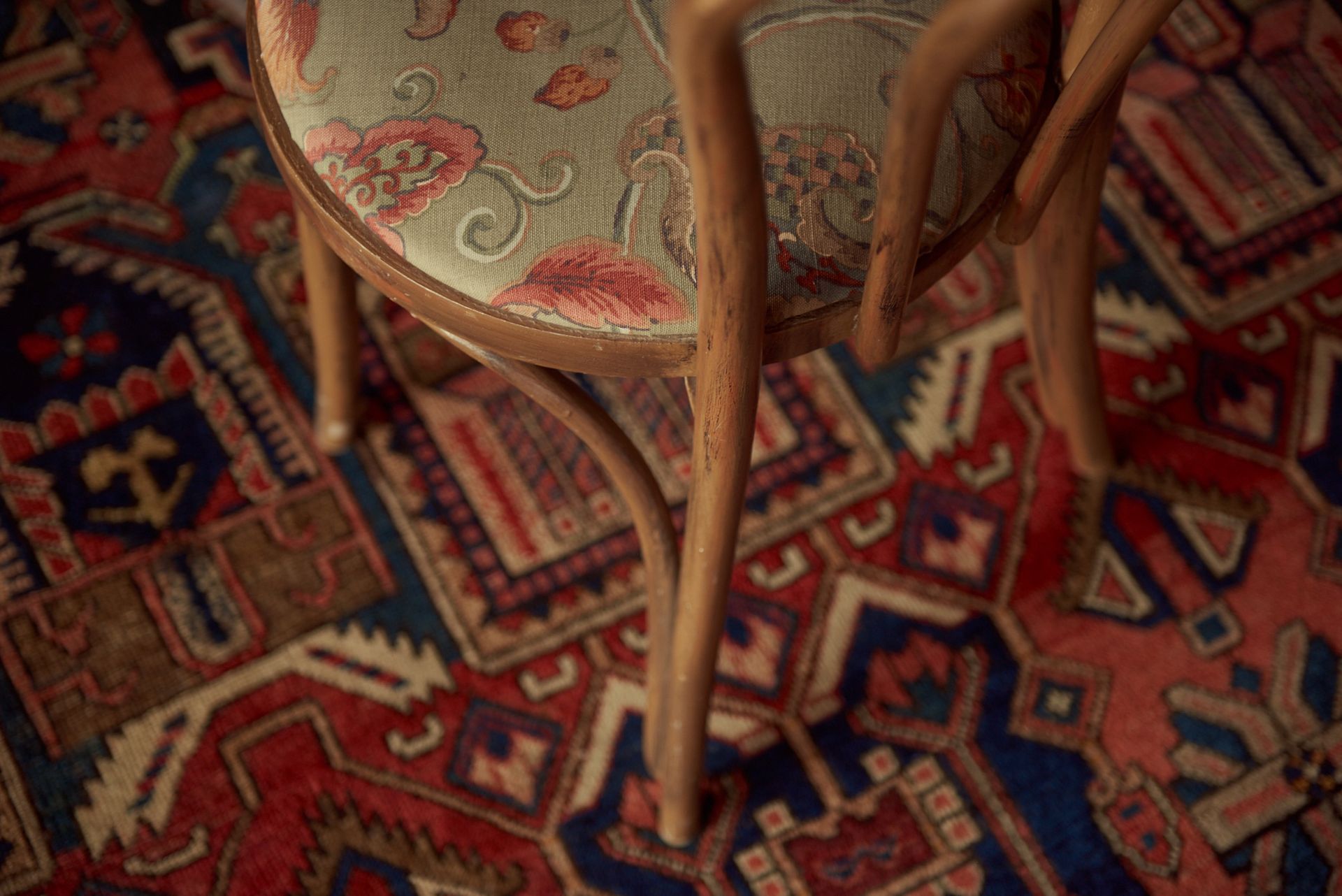 Two chairs are sitting on top of a rug.