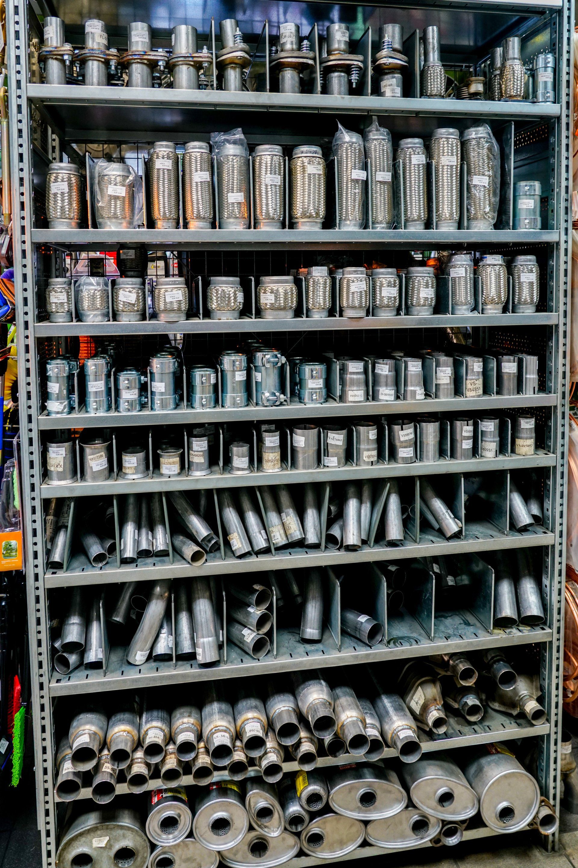 spoileri, elektrosistēmas daļas, blīves, auto ķīmija, motors, auto stikli, izpūtēji, piekares daļas, diski, bremzes, lukturi. Auto virsbūves daļas, rezerves daļu pasūtīšana pēc pieprasījuma, sakabes āķi, vējstikli, autostikli, riepas uz līzinga, līzingā, savērsums, savērsuma regulēšana, riepu montāža, balansēšana, jaunas riepas, riepu