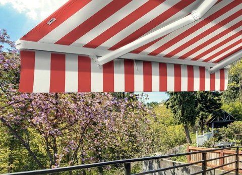 tenda da sole a bracci a righe rosse e bianche